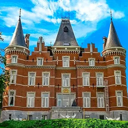 Castle With Wellness And Zipline Сasa de vacaciones